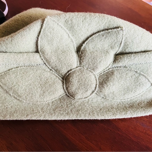 WINTER HAT - 100% wool hat with sewn large, lovely flower. - Picture 4 of 6